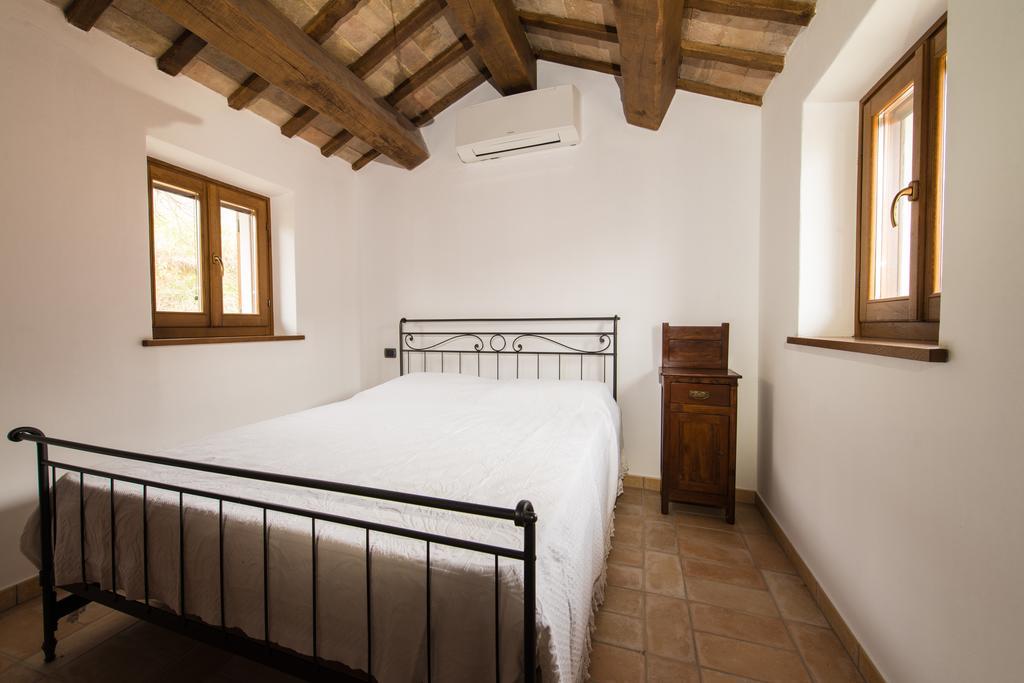 Casetta In Pietra Acqualagna Zimmer foto